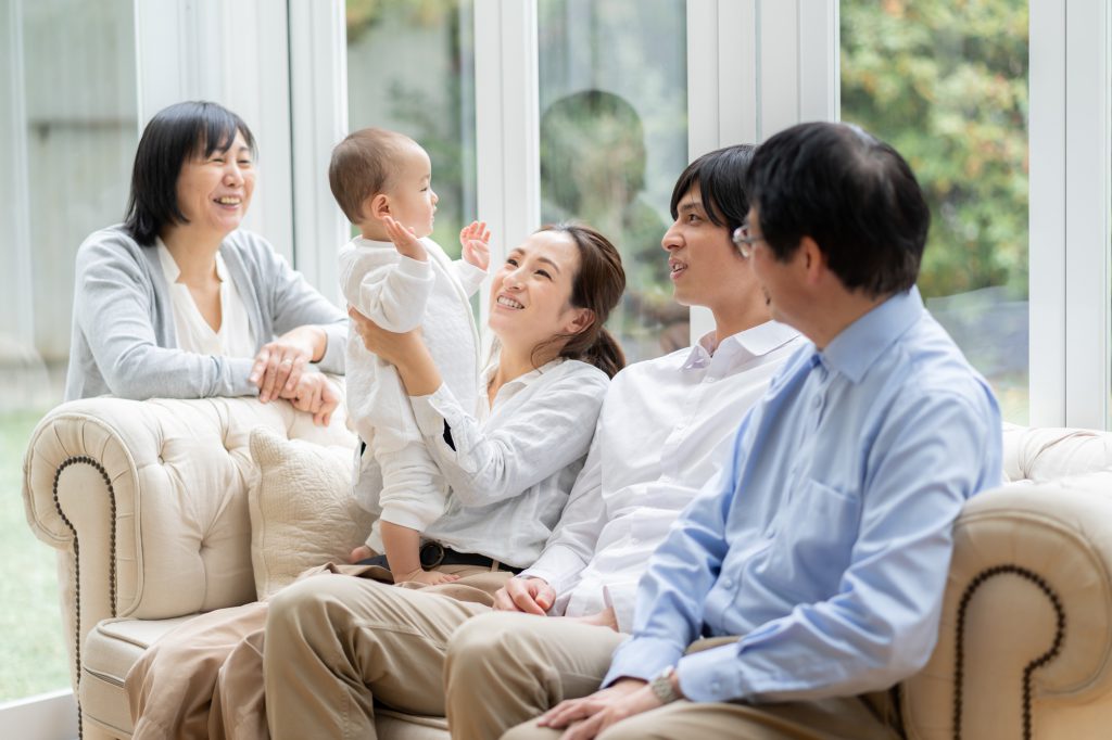 3世代家族の団らん