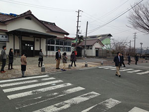 大高駅前を歩く視察ツアー参加者たち