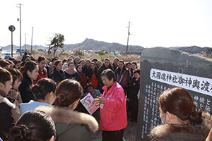 震災当日のはなしを聞く学生たち