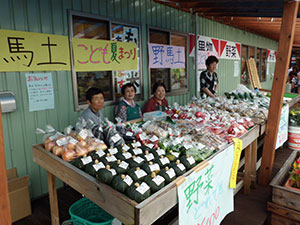 こども夏まつりでの野菜販売の様子