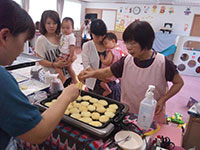 栄養教室で料理する様子