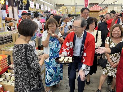 在日系超市举行的县产大米宣传活动