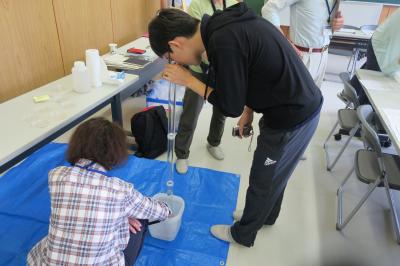 透視度計により川の水を観察