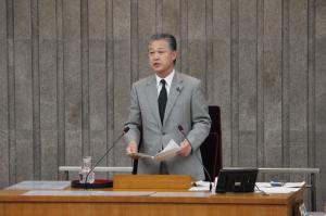 10月臨時会開会の挨拶をする杉山純一議長