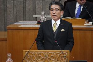 議長就任の挨拶をする吉田栄光議員