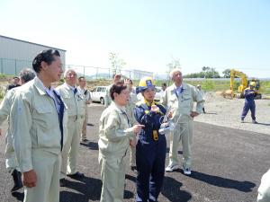 (株)小松製作所を調査する土木委員会