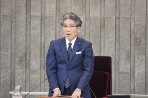 6月定例会の挨拶をする吉田栄光議長