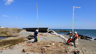 浅見川海岸の測量の様子