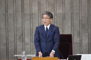 9定例会開会の挨拶をする吉田栄光議長