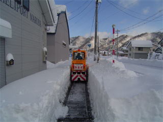 小型歩道除雪車による歩道除雪作業①