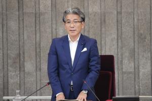 6月定例会開会の挨拶をする吉田栄光議長