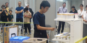 特別支援作業技能大会の店舗販売（品出し・パッケージ）の写真