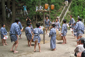 天道念仏さんじもさ踊りの様子