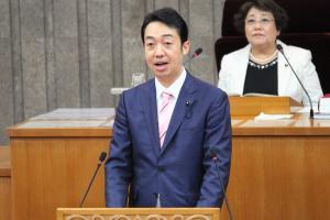 一般質問を行う渡邊哲也議員の写真