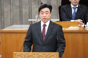 一般質問を行う佐藤義憲議員の写真