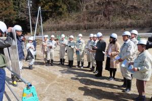 現地調査を行う土木委員会の写真