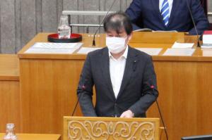 企画環境委員長報告を行う佐藤雅裕委員長の写真