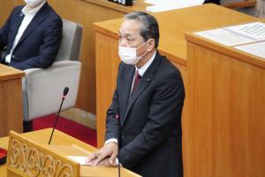 土木委員長報告を行う佐藤政隆委員長の写真