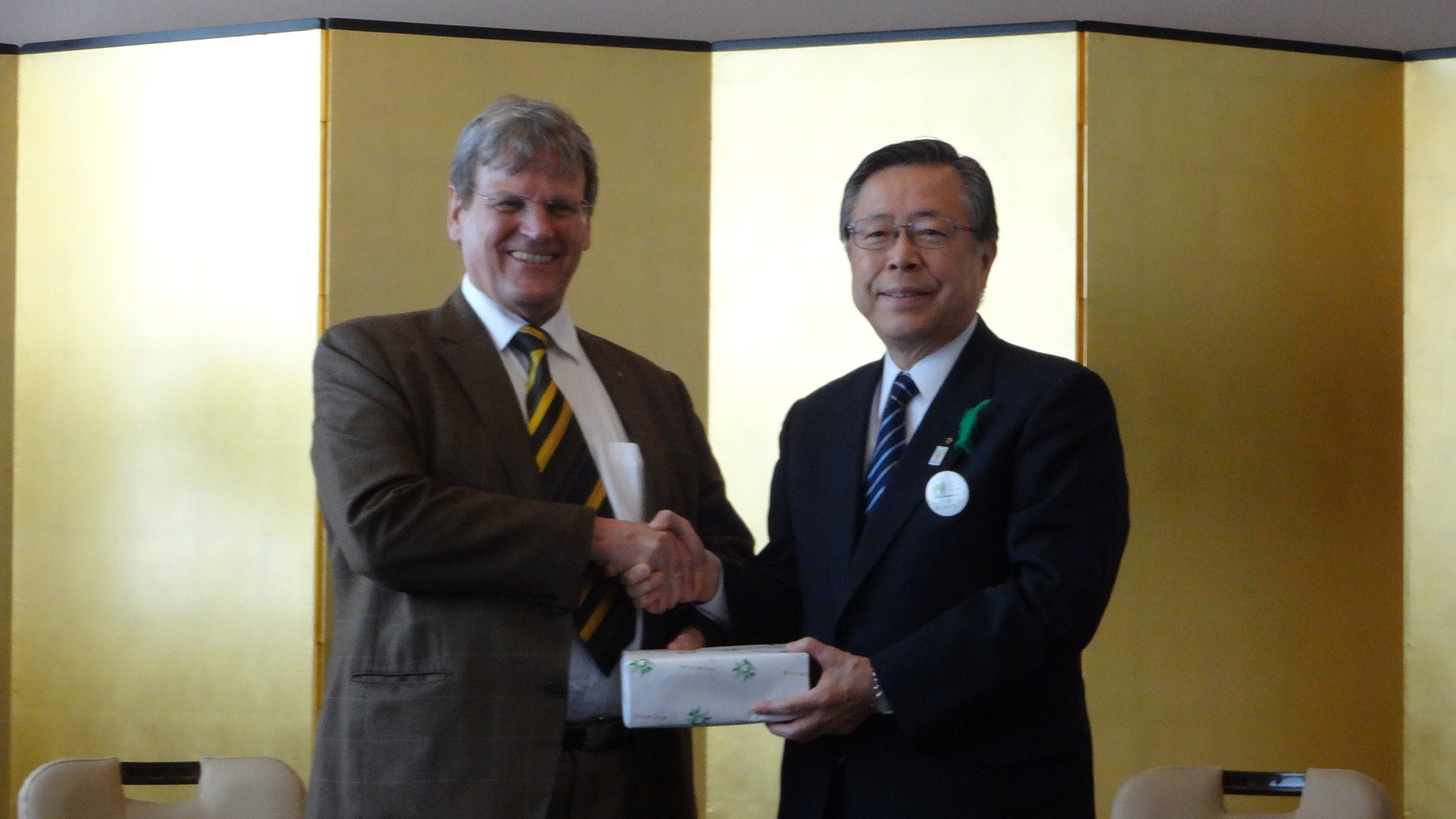 ヴェーバー博士による佐藤知事（当時）表敬訪問