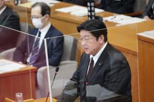 追加代表質問を行う宮下雅志議員の写真