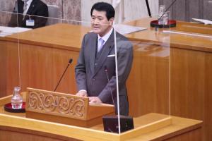 議案提出理由の説明をする矢吹貢一議員