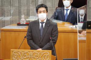 新議員挨拶を行う山内長議員の写真