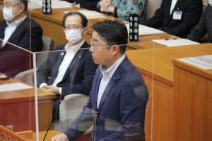 一般質問をする橋本徹議員の写真