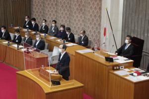 ８月臨時会閉会の挨拶をする内堀雅雄知事の写真