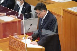 代表質問をする高橋秀樹議員の写真