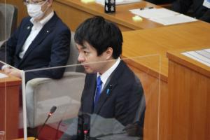 一般質問をする渡辺康平議員の写真