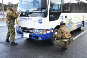 車両の簡易除染（川俣町体育館）