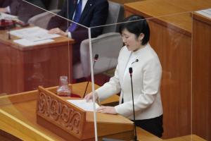 討論をする大橋沙織議員の写真