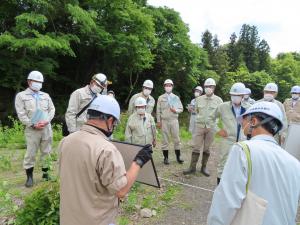 岡ノ内堰（頭首工）を調査する農林水産委員会