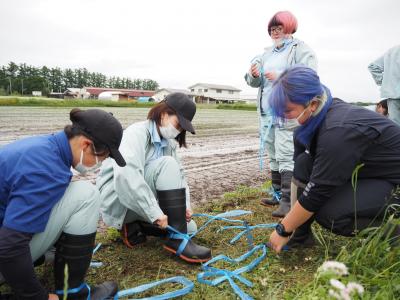 田んぼに足を取られぬように…