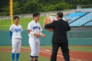 県産農産物の贈呈