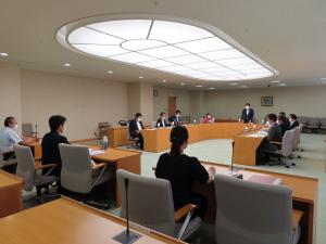 群馬県議会を調査する広報委員会の写真