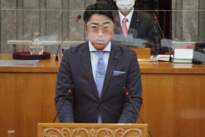 一般質問をする橋本徹議員の写真