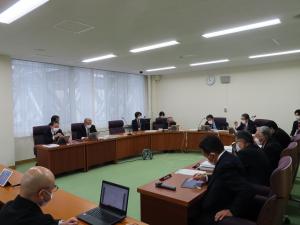 ペーパーレス会議を試行導入する企画環境委員会の写真