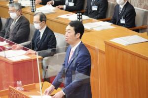 追加代表質問をする渡邊哲也議員の写真