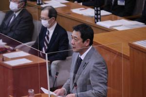 一般質問をする山内長議員の写真