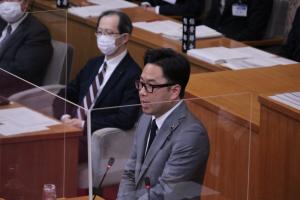 一般質問をする鈴木優樹議員の写真