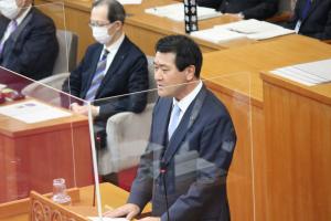 討論を行う矢吹貢一議員の写真