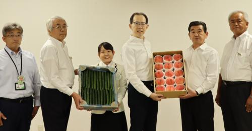 JAふくしま未来によるもも「あかつき」及びきゅうりの贈呈写真1