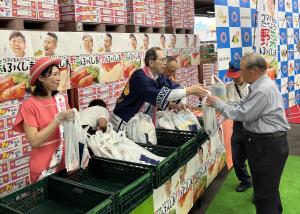 大阪市中央卸売市場における県産夏秋青果物トップセールス写真２