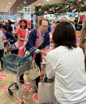 株式会社万代西宮前浜店における県産夏秋青果物トップセールス写真２