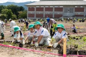 子ども４人が植樹をしている様子