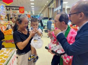 量販店における県産梨店舗プロモーション写真１