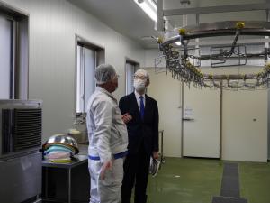 知事が三島町食鳥処理施設を視察する様子2