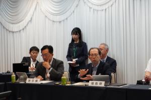 発言する知事