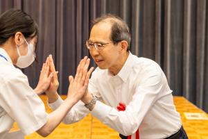 知事とのハイタッチ